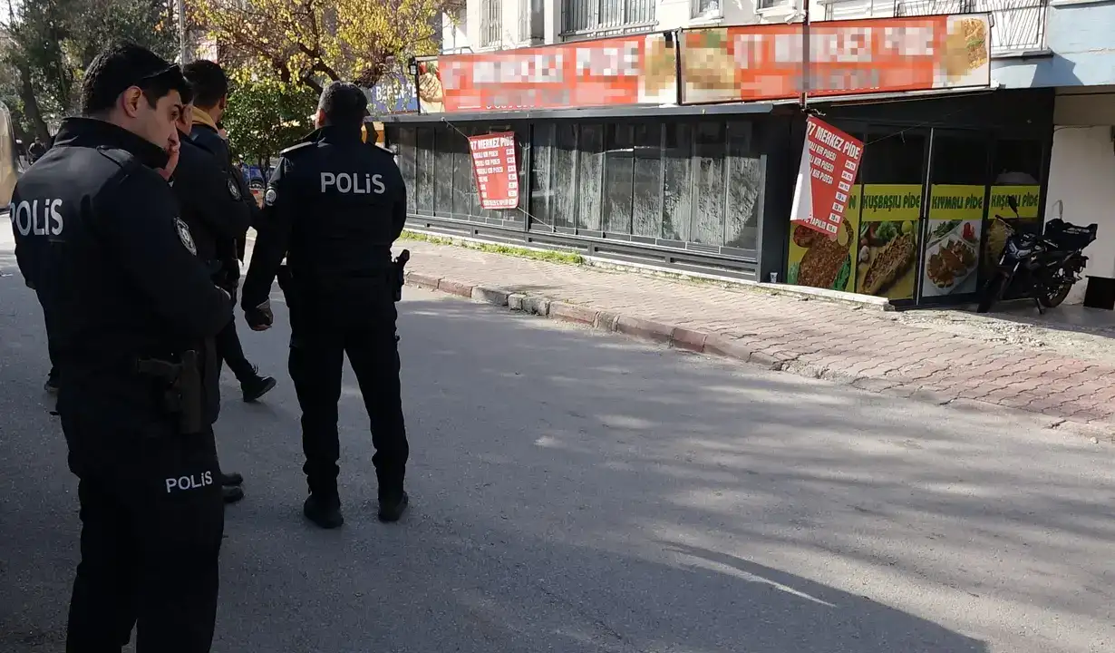 Elinde Satırla Fırını Ateşe Verdi, Dumandan Bayıldı 1